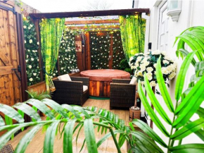 Squirrel Hideaway with Hot Tub in Formby, Liverpool